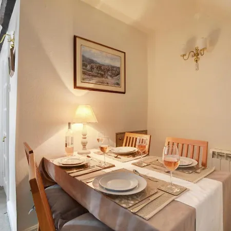 Spacious Holiday In With Private Garden