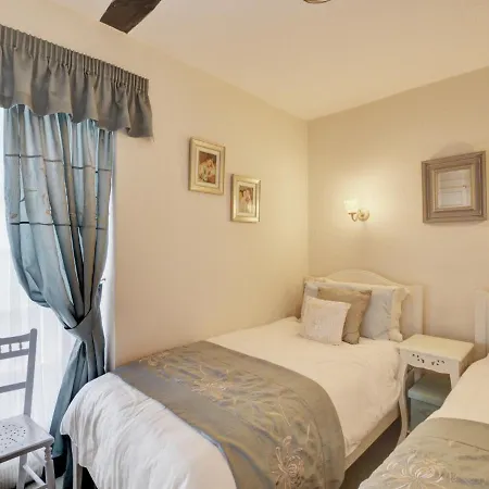 Spacious Holiday In With Private Garden *